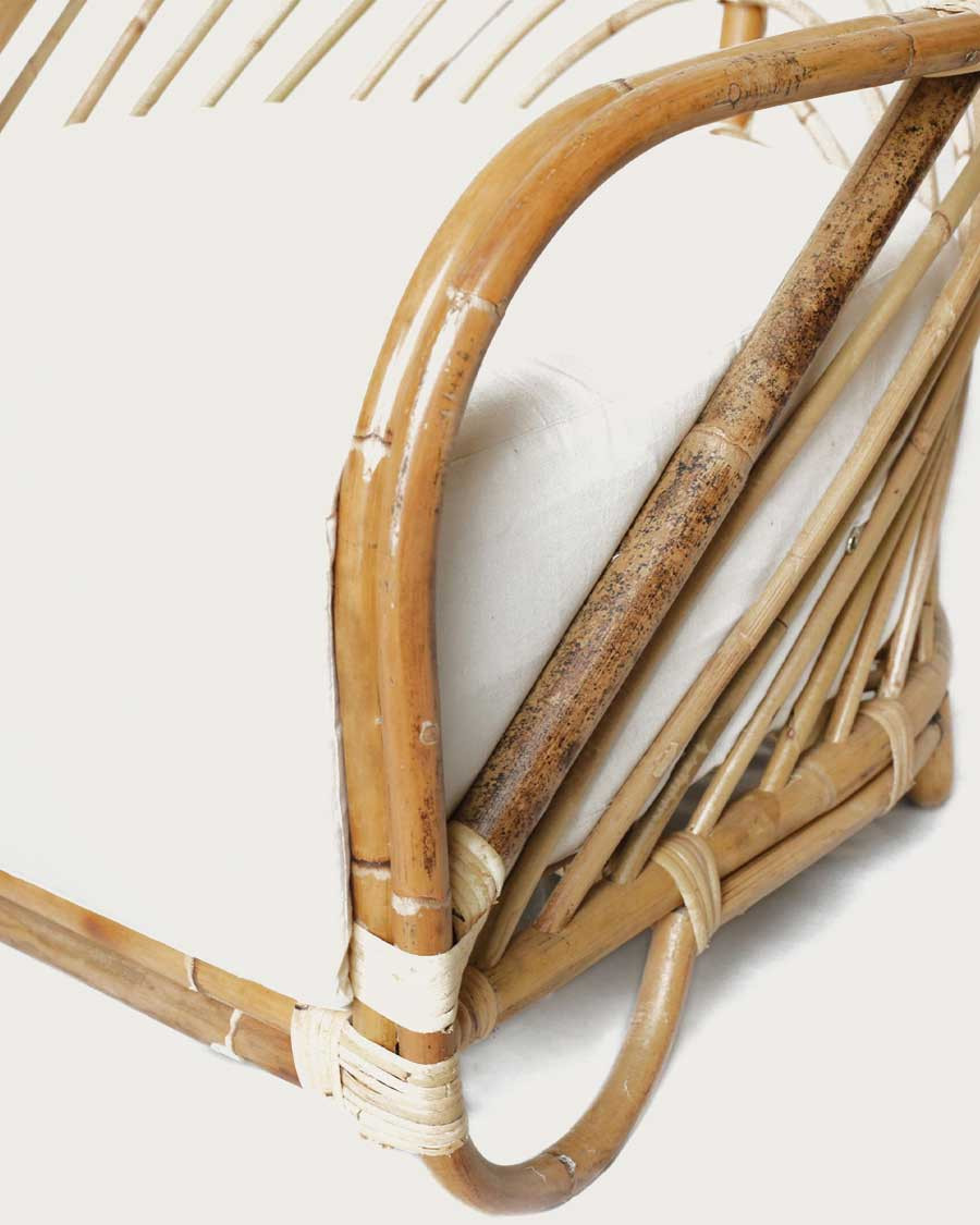 Gaia – Geflochtener Rattan-Sessel und weißes Kissen