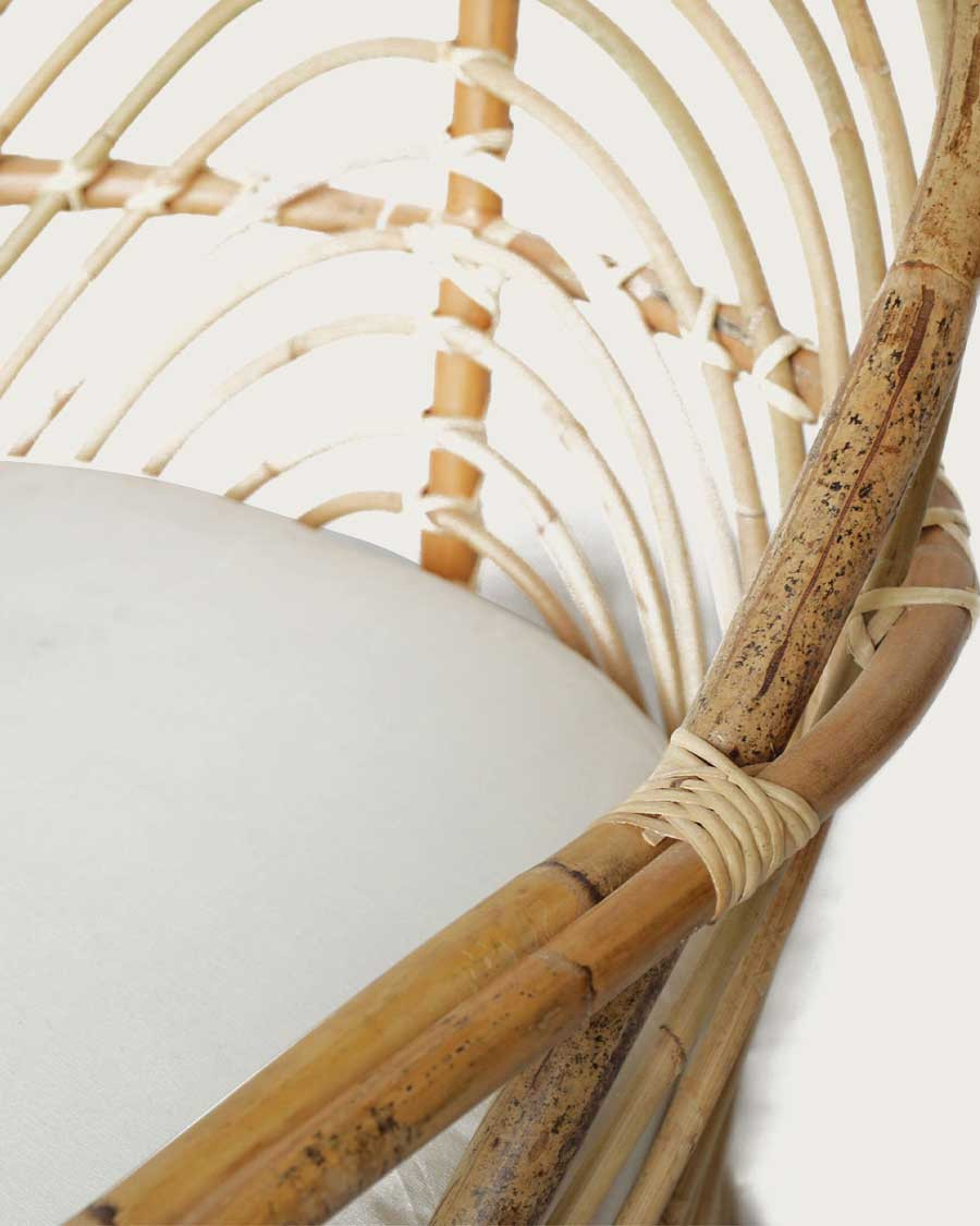Gaia - Sillón de ratán tejido y cojín blanco