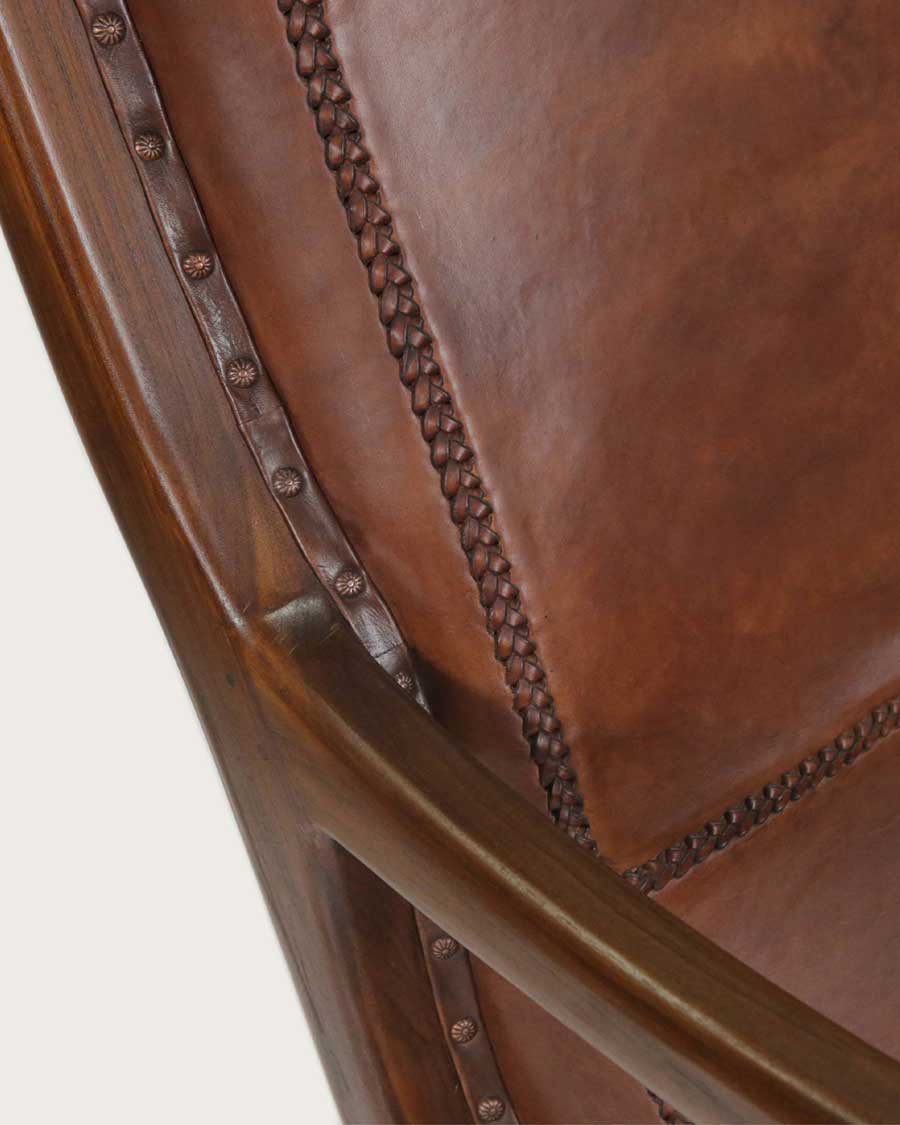 Lazy - Koloniale fauteuil met voetensteun van teakhout en bruin leer.