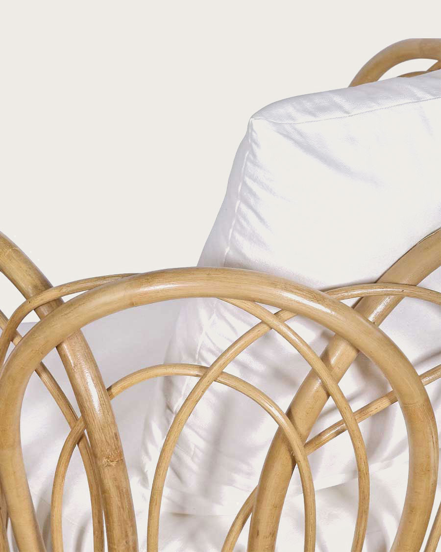 Aurora – Gartensessel aus Rattan mit weißem Kissen