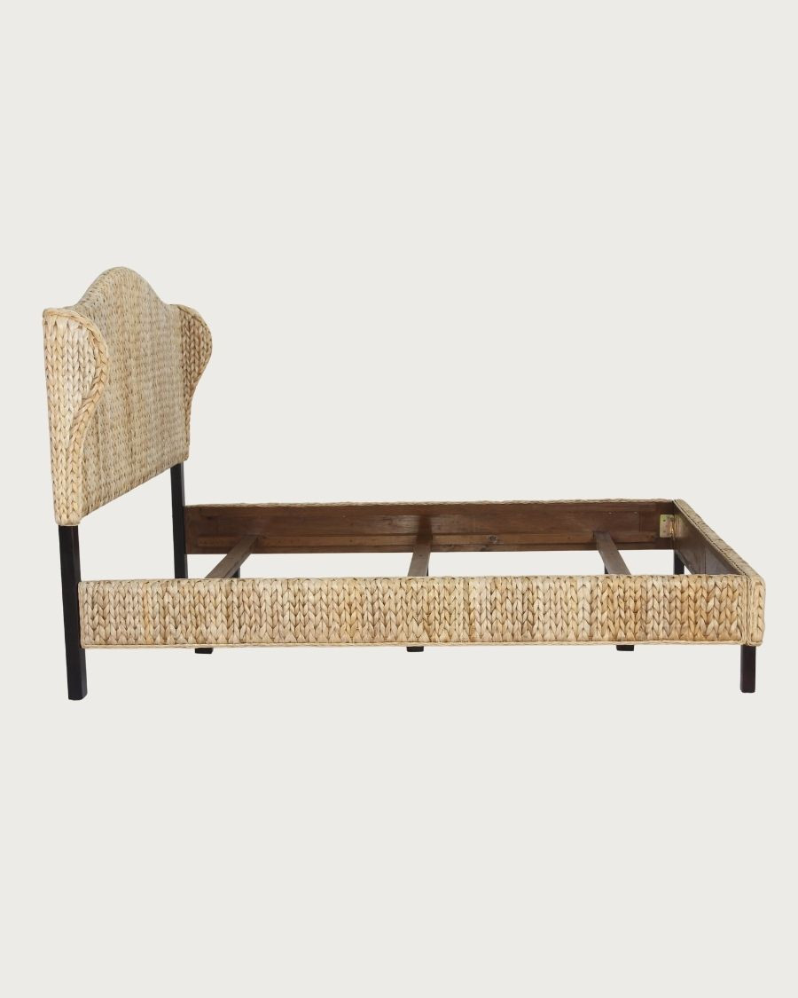 Rasa - Letto in abaca naturale con struttura in legno con finitura marrone anticato.