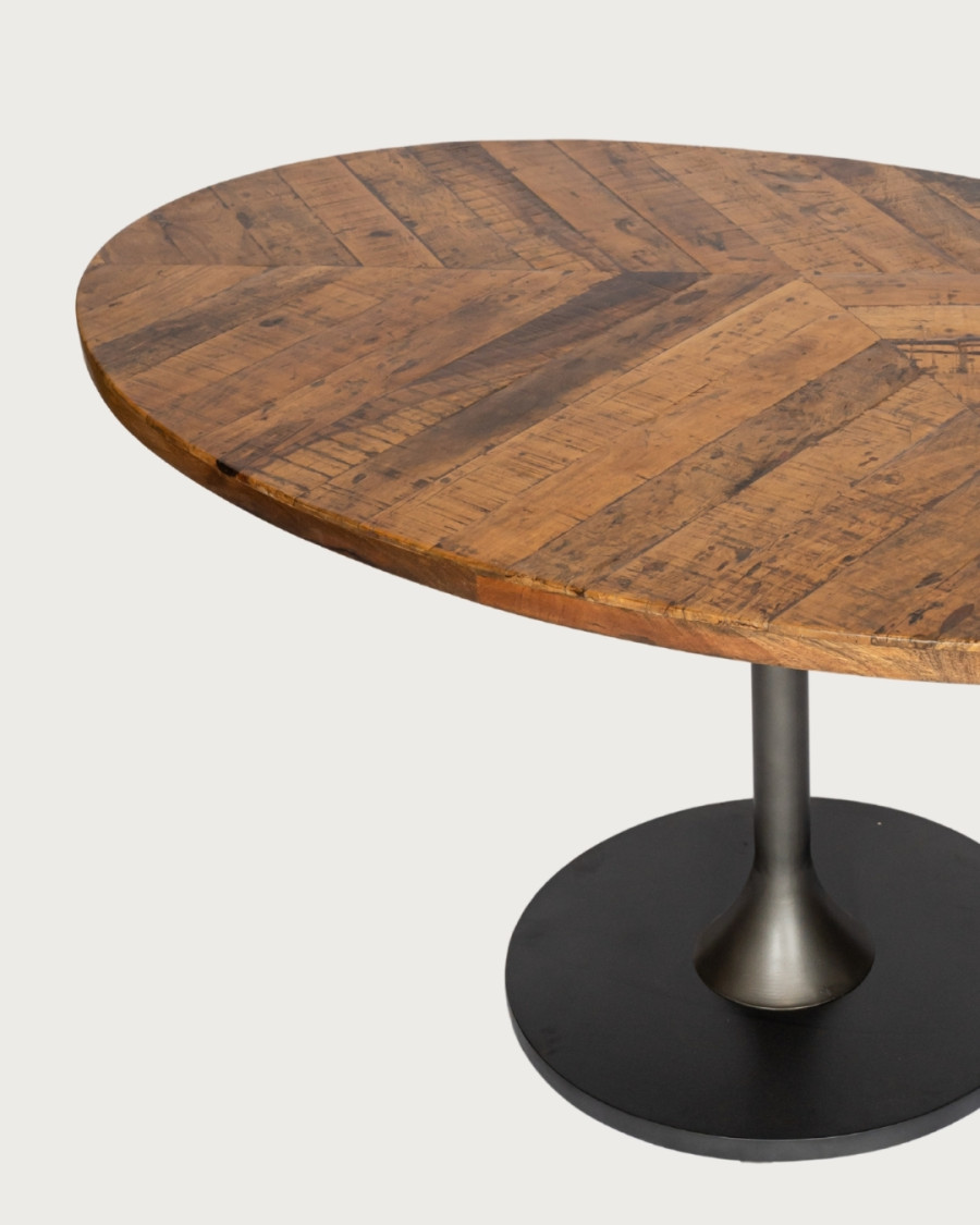 Sofia - Mesa ovalada para 8 personas en madera maciza, tablero de madera de mango y base tulipán en negro mate.