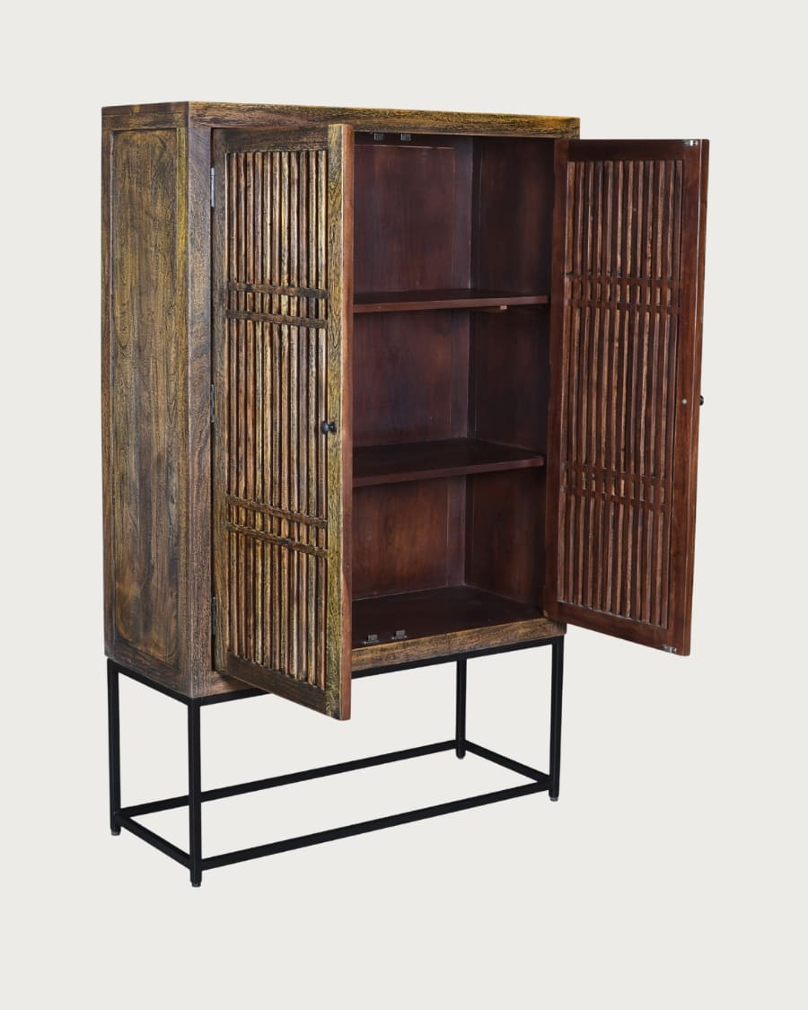 Kumo - Credenza alta in legno massello di acacia con frontali a doghe di legno.
