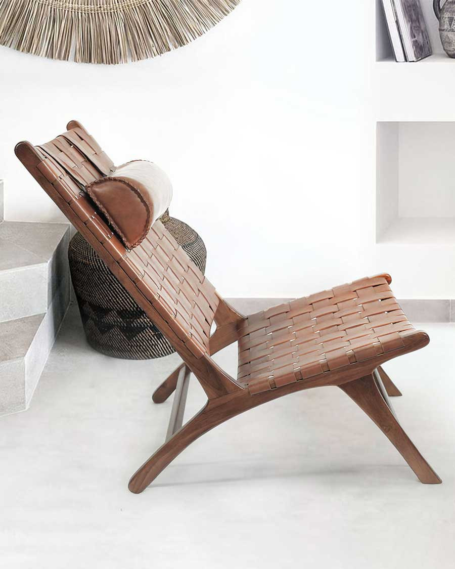 California - Loungefauteuil met hoge rugleuning van teakhout en bruin leer