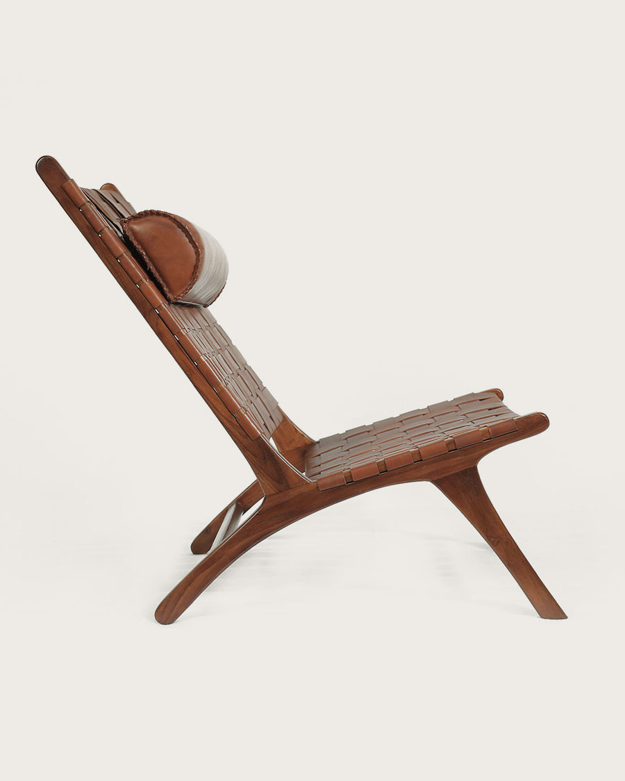 California - Loungefauteuil met hoge rugleuning van teakhout en bruin leer