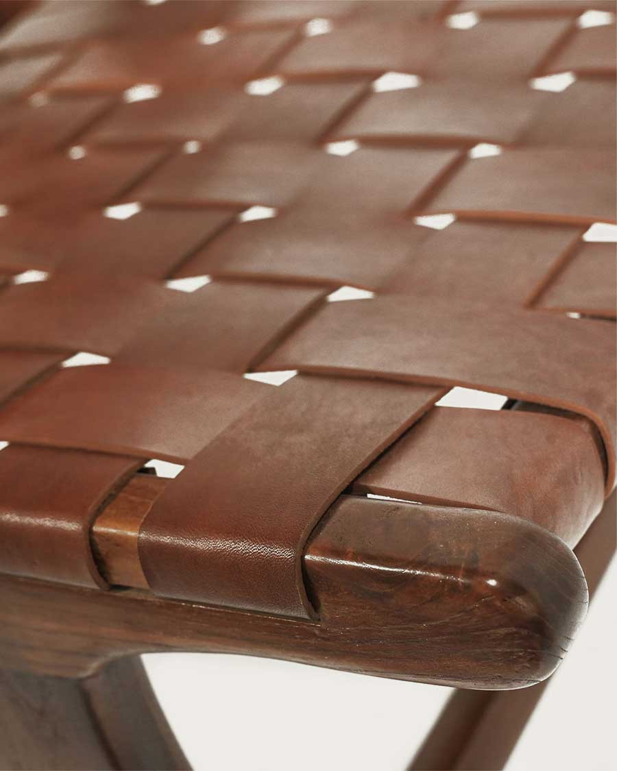 California - Loungefauteuil met hoge rugleuning van teakhout en bruin leer