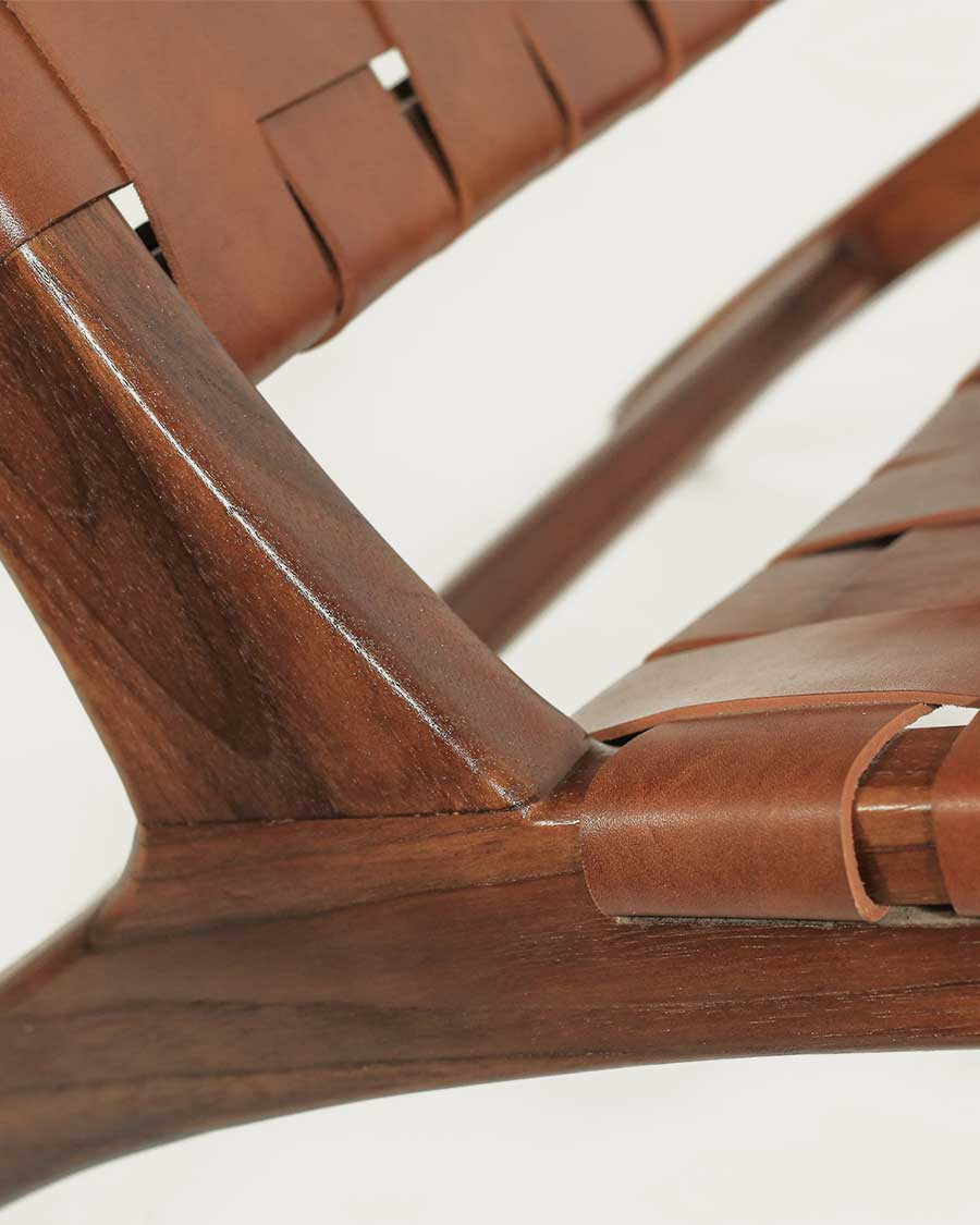 California - Loungefauteuil met hoge rugleuning van teakhout en bruin leer