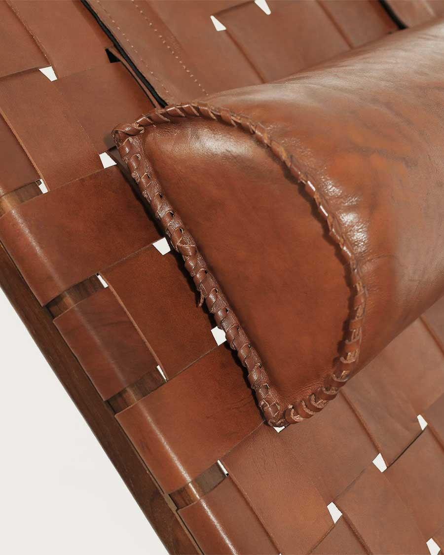 California - Loungefauteuil met hoge rugleuning van teakhout en bruin leer