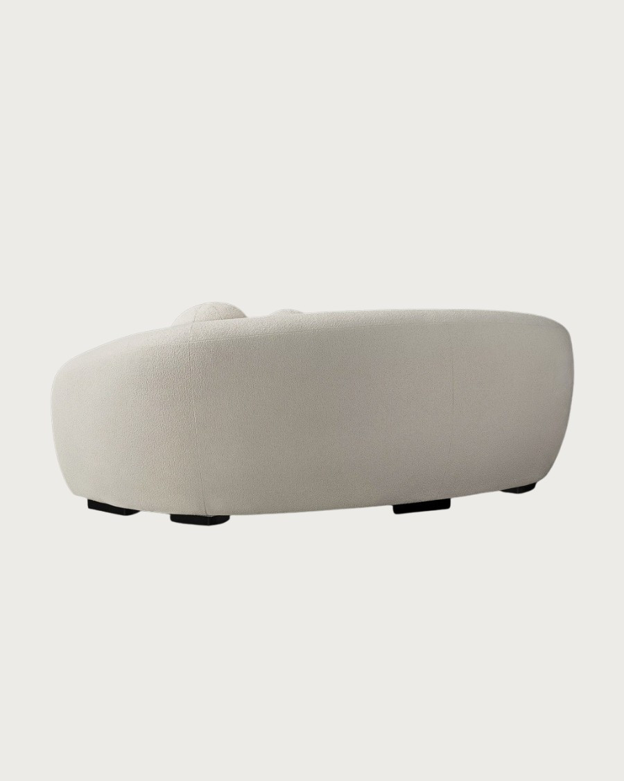 Curve - Sofá redondeado de 3 plazas en tejido bouclé color crema.