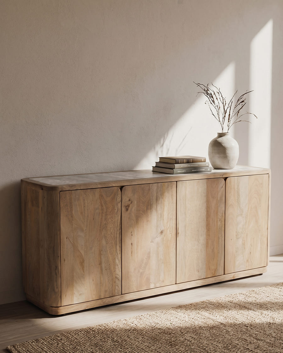 Niedriges Sideboard aus massivem Mangoholz und Travertin