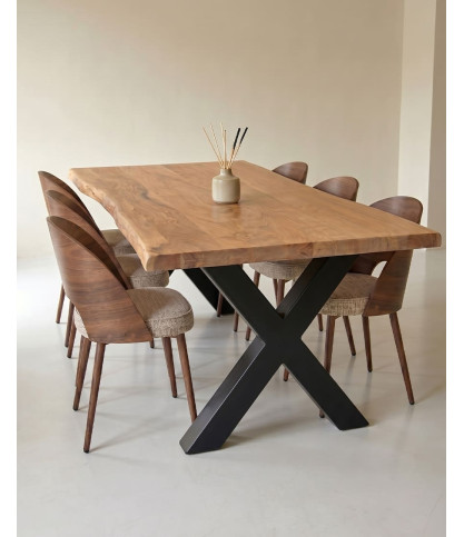 Mesa de comedor de madera maciza de acacia y metal.