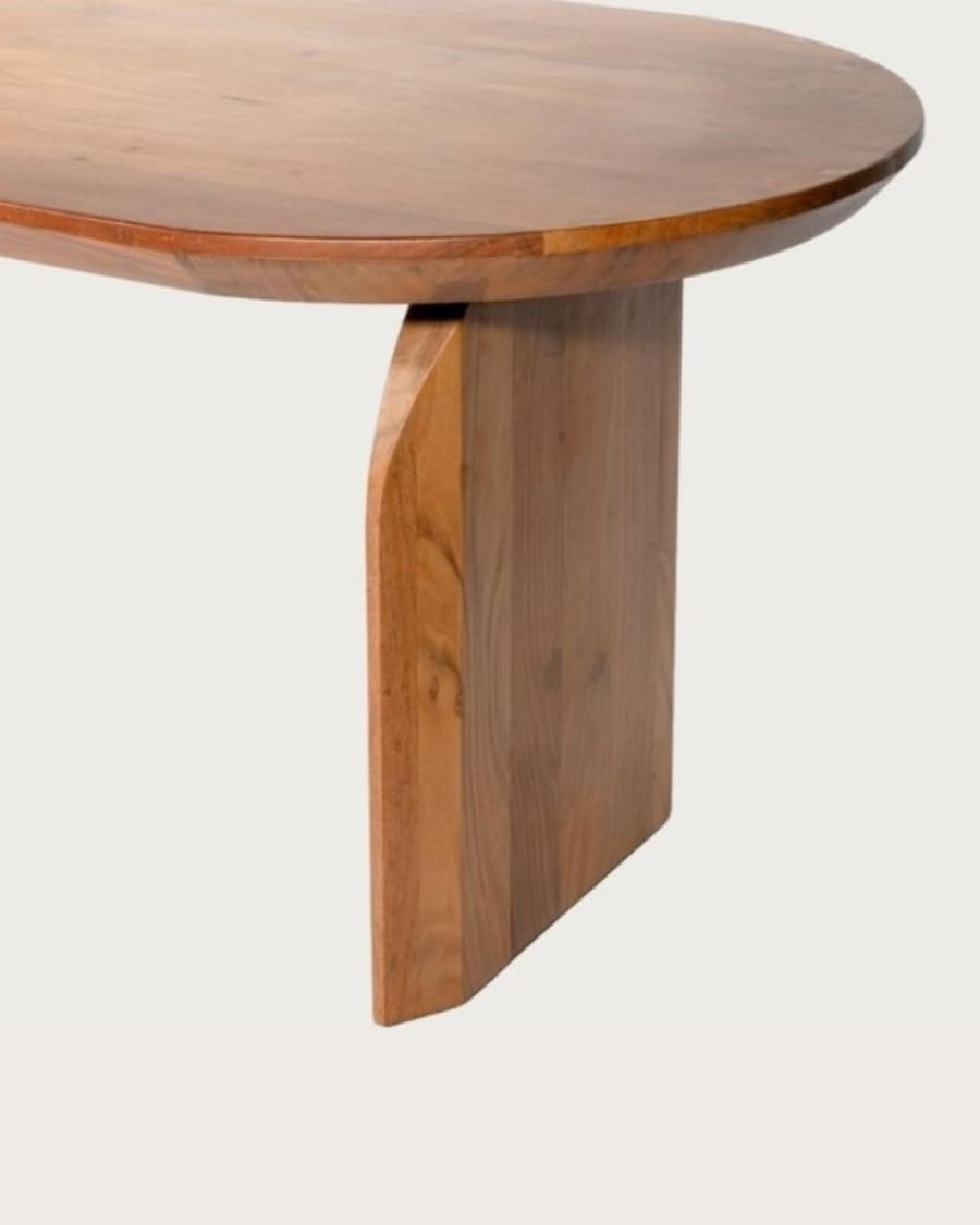 Vega - Tavolo da pranzo ovale in legno di acacia, base dal design curvo e stile minimalista.