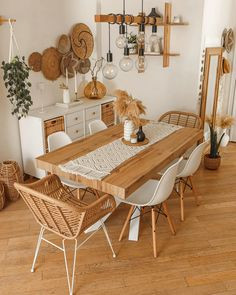 Chaises dépareillées ou assorties : La tendance salle à manger 2026